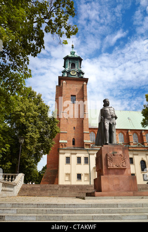 Gniezno - Cathédrale et le roi Boleslas Chrobry monument, Pologne Banque D'Images