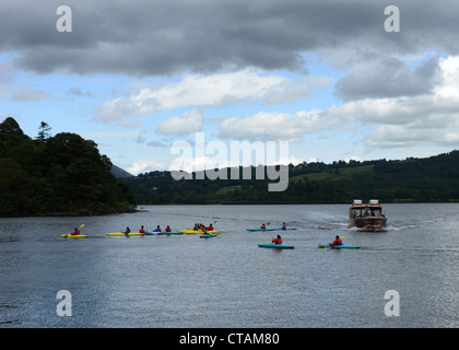 Les canots et de passagers sur Derwent Water, Lake District, UK Banque D'Images