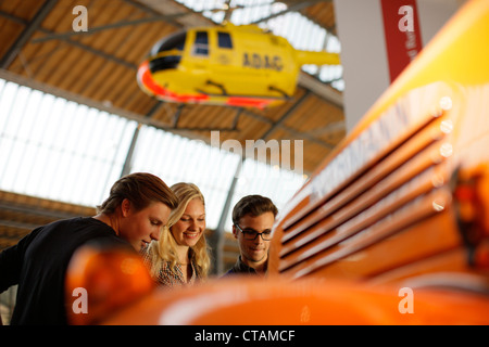 Les étudiants dans le musée des transports, le Deutsches Museum, Musée Allemand, Munich, Bavière, Allemagne Banque D'Images