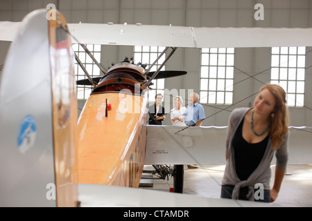 Les visiteurs dans le Musée de l'aviation, le Deutsches Museum, Musée Allemand, Oberschleißheim, Munich, Bavière, Allemagne Banque D'Images