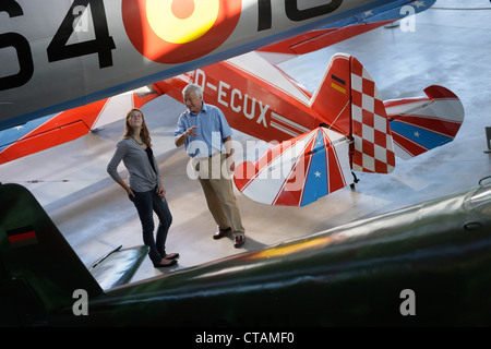 Les visiteurs dans le Musée de l'aviation, le Deutsches Museum, Musée Allemand, Oberschleißheim, Munich, Bavière, Allemagne Banque D'Images