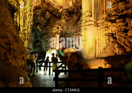 Tourisme dans la grotte de Saint-Michel, Gibraltar, Royaume-Uni Banque D'Images