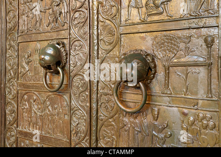 Gniezno - Cathédrale, detal de porte romane, scène de la vie de saint Adalbert, Pologne Banque D'Images