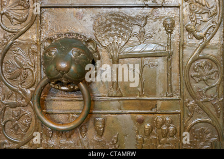 Gniezno - Cathédrale, detal de porte romane, scène de la vie de saint Adalbert, Pologne Banque D'Images