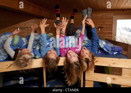 Enfants, trois filles et un garçon dans un dortoir d'un refuge de montagne, le Sewenhut Alpine-Club, canton suisse, Uri, Suisse Banque D'Images