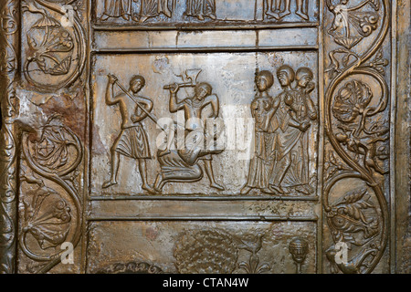 Gniezno - Cathédrale, detal de porte romane, lieu de décès, la vie de saint Adalbert, Pologne Banque D'Images