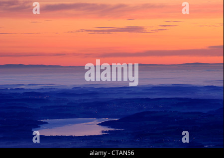 Lac Simssee pré alpes avec au matin brouillard, forêt de Bavière à l'horizont, vue d'Lacherspitz, gamme Wendelstein, Alpes bavaroises, Banque D'Images