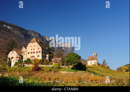 Manor House et église de vignes en couleurs de l'automne avec en arrière-plan, rocher près du lac Kalterer See, le Tyrol du Sud, Italie, E Banque D'Images