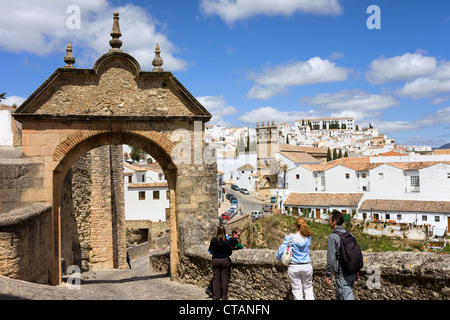 Le Felipe V Arc (Espagnol : Arco de Felipe V) à l'ancien pont (Espagnol : Puente Viejo) à Ronda, Espagne. Banque D'Images