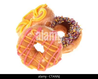 Fraîchement préparé et décoré des beignes dessert sucré ou beignets, sur un fond blanc, avec un chemin, et pas de personnes Banque D'Images