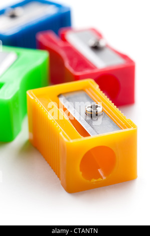 Groupe de taille-crayons multicolores, close-up shot, isolé sur fond blanc Banque D'Images