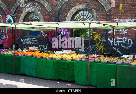 Fruit Market stall partie de Brick Lane Market. Sclater Street, Shoreditch, London Banque D'Images