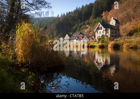 Maisons sur les rives de la rivière Bode à la lumière du soleil, Thale, vallée de Bode, Harz, Saxe-Anhalt, Allemagne, Europe Banque D'Images