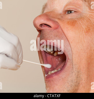 Main gantée en prenant un échantillon de substances corporelles pour analyse de l'ADN de la haute personne de sexe masculin Banque D'Images