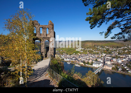 Au-dessus des ruines du château de Grevenburg Traben-Trarbach à Moselle, Rhénanie-Palatinat, Allemagne, Europe Banque D'Images