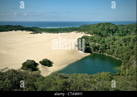 L'île de Sable avec le lac Wabby et les dunes, la mer, l'île de Fraser, UNESCO World Herritage, Queensland, Australie Banque D'Images
