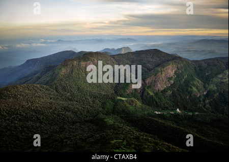 Lever de soleil à la vue des pèlerins Sri Pada Pic Adams, vue sur les montagnes environnantes, stupa et cascade, montagne, Sri Lanka Banque D'Images