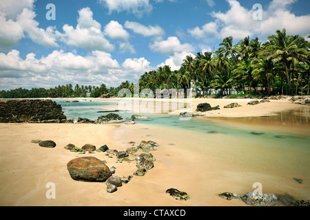 Cristal de l'eau claire à plage de Mirissa, Sri Lanka, de l'Océan Indien Banque D'Images