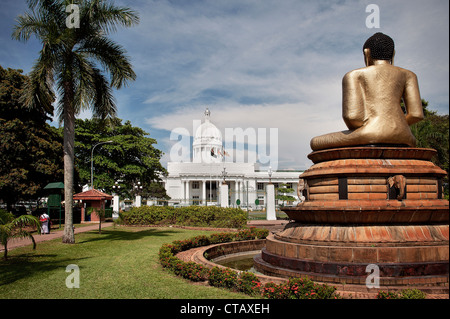 Hôtel de ville de Colombo avec Bouddha figure au parc Victoria, capitale, Sri Lanka Banque D'Images