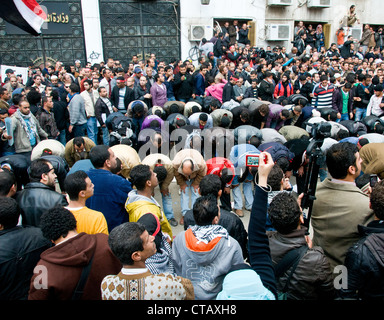 Des manifestations du Caire, le 31 janvier 2012-Égyptiens leur révolution document utilisation d'appareils photo numériques et médias sociaux Banque D'Images