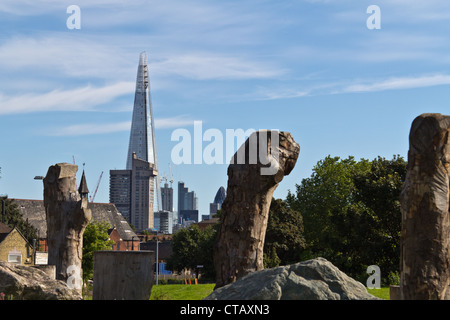 Sculptures en bois dans le parc par l'Est de la rue du marché dans le sud de Londres, et de l'Écharde de gars en arrière-plan de l'hôpital Banque D'Images