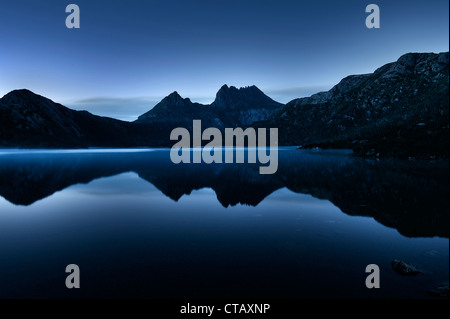 Cradle Mountain et Dove Lake à l'aube, la lumière, à l'image de pointe, Cradle Mountain Lake St Clair National Park, Tasmanie, Australie Banque D'Images