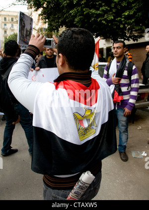 Des manifestations du Caire, le 31 janvier 2012-Égyptiens leur révolution document utilisation d'appareils photo numériques et médias sociaux Banque D'Images