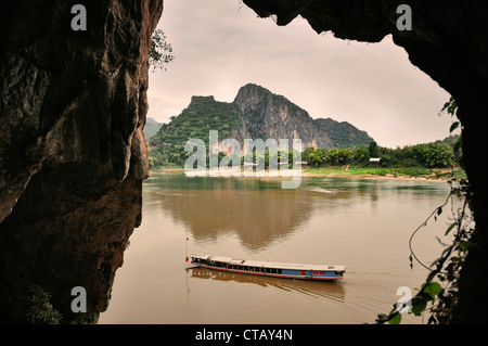 En bateau les grottes de Pak Ou au bord du Mékong, Luang Prabang, Laos Banque D'Images