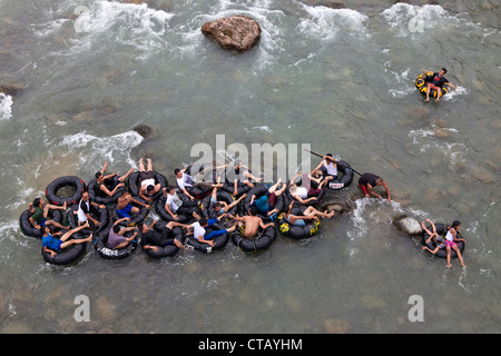 Les touristes indonésiens à Bukit Lawang flexible à l'Bahorok river, île de Sumatra, en Indonésie, en Asie du sud-est Banque D'Images