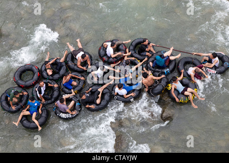 Les touristes indonésiens à Bukit Lawang flexible à l'Bahorok river, île de Sumatra, en Indonésie, en Asie du sud-est Banque D'Images