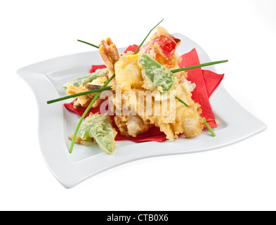 Crevettes avec légumes en pâte à un fond blanc Banque D'Images