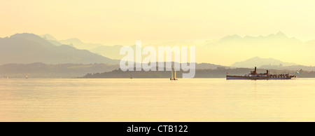 Bateau d'excursion sur le lac de Chiemsee, Chiemgau, Haute-Bavière, Allemagne Banque D'Images