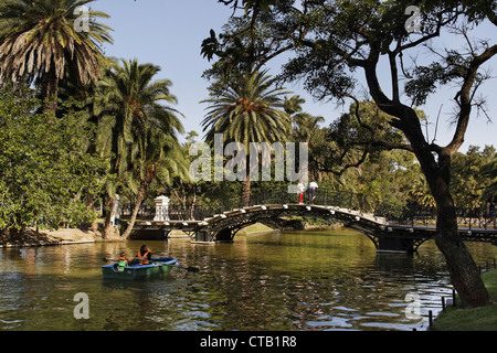 Parque Tres de Febrero, bateau à rames sur le canal, le Bosque de Palermo, Buenos Aires, Argentine Banque D'Images