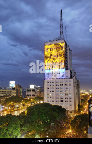 Evita Peron à la façade du ministère des Travaux publics, de l'Avenida 9 de Julio, la nuit, Buenos Aires, Argentine Banque D'Images