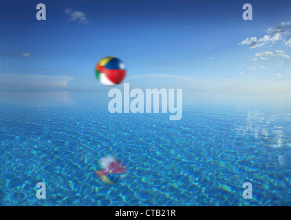 Beachball volant au-dessus d'une piscine à débordement, l'île de Bohol, Visayas, Philippines Banque D'Images
