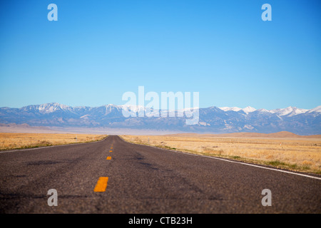 Autoroute vide près de montagnes le matin Banque D'Images