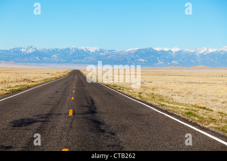 Autoroute vide près de montagnes le matin Banque D'Images