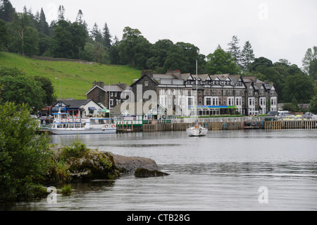 À Windermere Waterside, Ambleside, Parc National de Lake District, Cumbria, Angleterre, Royaume-Uni, Europe. Banque D'Images