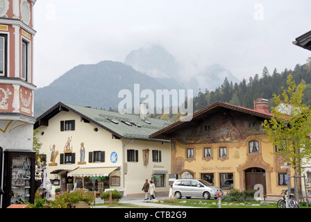 L'architecture typique de Mittenwald, une municipalité allemande dans le district de Garmisch-Partenkirchen, en Bavière. Banque D'Images