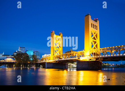 Porte d'or pont-levis à Sacramento dans la nuit Banque D'Images