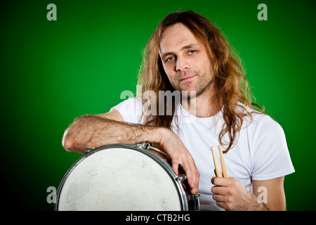 Portrait de l'homme batteur sur fond vert. Banque D'Images