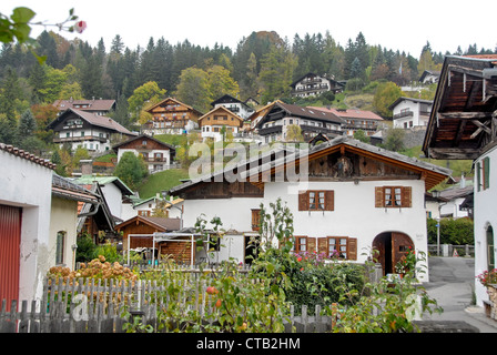 L'architecture typique de Mittenwald, une municipalité allemande dans le district de Garmisch-Partenkirchen, en Bavière. Banque D'Images
