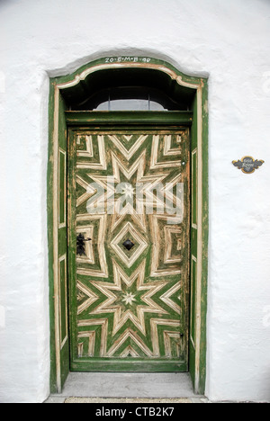 Porte décorée de Mittenwald, une municipalité allemande dans le district de Garmisch-Partenkirchen, en Bavière. Banque D'Images