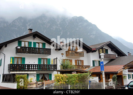 L'architecture typique de Mittenwald, une municipalité allemande dans le district de Garmisch-Partenkirchen, en Bavière. Banque D'Images