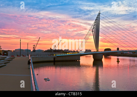 Pont suspendu pour piétons, Salford Quays, Manchester, UK Banque D'Images