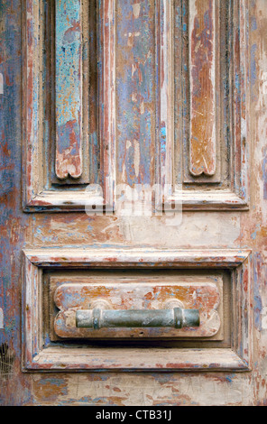 Close up de l'écaillage de la peinture sur une porte en bois traditionnel, l'Afrique Maroc Essaouira Banque D'Images