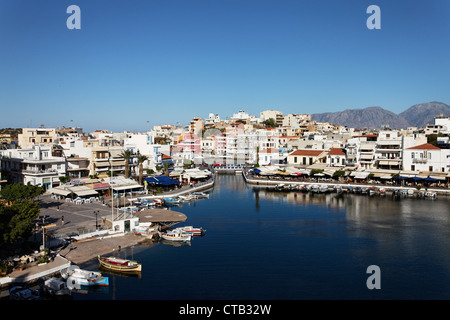 Vue sur port, lac de Voulismeni, Agios Nikolaos, Lassithi, Crète, Grèce Banque D'Images