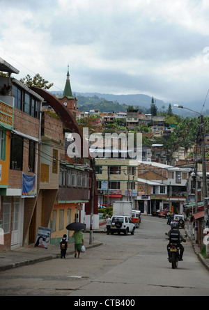 Village rural scène de rue à Silvania, Colombie, Amérique du Sud. Banque D'Images