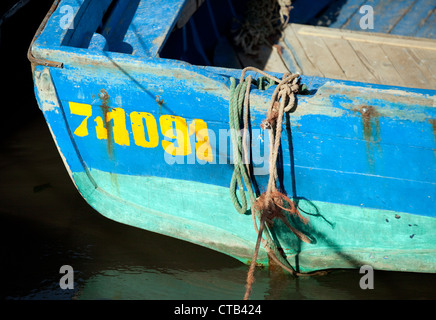 Close up de la poupe d'un bateau de pêche en bois coloré traditionnel, Essaouira Maroc Sud Banque D'Images