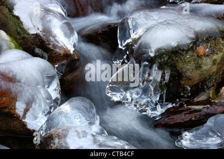 Détail d'un torrent gelé, à l'ouest de montagne Alpes. Banque D'Images